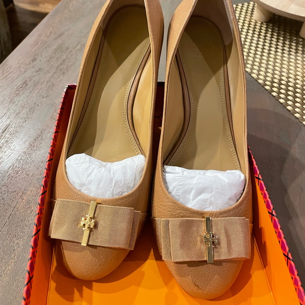 Tory Burch closed toe wedge with bow and gold hardware